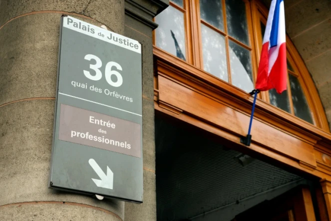 Une peine de sept ans d'emprisonnement a été requise mercredi contre les deux policiers jugés aux assises à Paris pour le viol d'une touriste canadienne en avril 2014 au 36 Quai des orfèvres. 