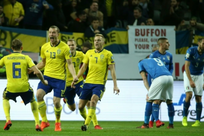 Les Suédois fêtent leur but contre l'Italie en barrage aller pour le Mondial-2018, le 10 novembre 2017 à Solna