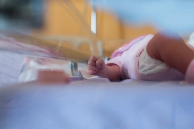 Le premier bébé conçu grâce à une nouvelle technique expérimentale controversée consistant à utiliser l'ADN de deux femmes dans l'embryon pour éviter la transmission d'une maladie héréditaire maternelle, est né en avril dernier