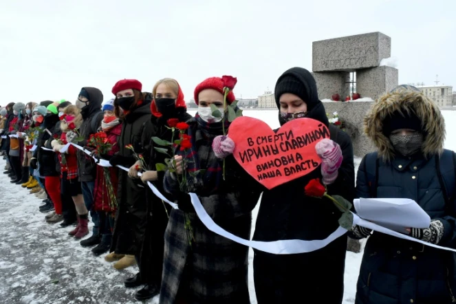 Des femmes russes manifestent en soutien à l'épouse de l'opposant emprisonné Alexeï Navalny à l'occasion de la Saint-Valentin, le 14 février 2021 à Saint-Pétersbourg

