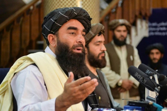 Le porte-parole des talibans Zabihullah Mujahid lors de leur première conférence de presse à Kaboul le 17 août 2021