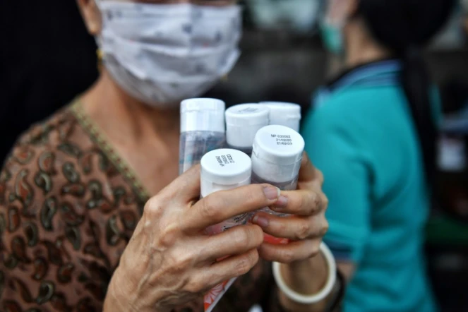 Une femme achète du gel désinfectant pour les mains à Bangkok le 5 mars 2020