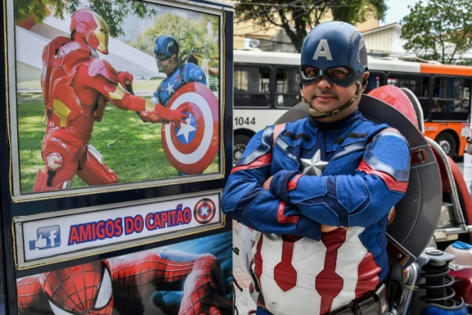 Le candidat brésilien Luiz Carlos de Paula pose en costume de Captain America à Sao Paulo le 26 septembre 2018.