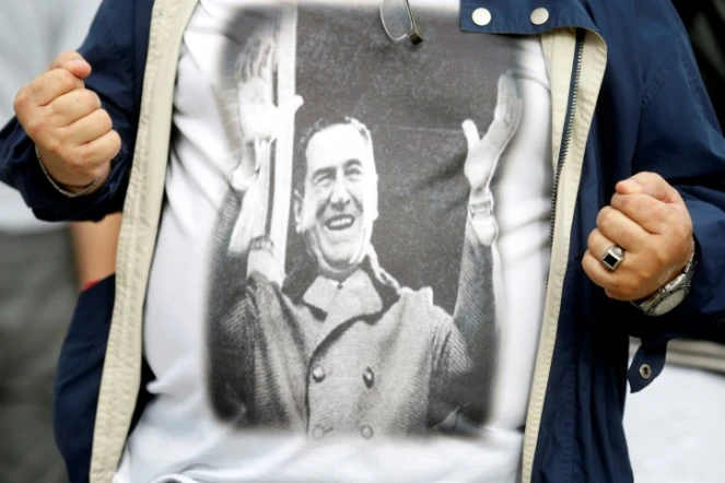 Un manifestant porte un T-shirt à l'effigie de l'ancien président argentin Juan Alberto Peron lors d'un rassemblement antigouvernemental à Buenos Aires, en avril 2019 