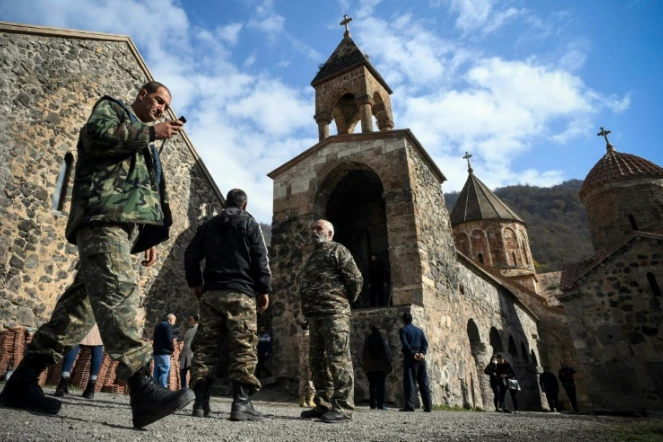 Des soldats arméniens devant le monostère orthodoxe de Dadivank, datant des XIIe-XIIIe siècles, le 12 novembre 2020, dans les alentours de Kalbajar, une zone qui va repasser sous contrôle des forces azerbaïdjanaises le 15 novembre, selon l'accord de cessez-le-feu au Nagorny Karabakh