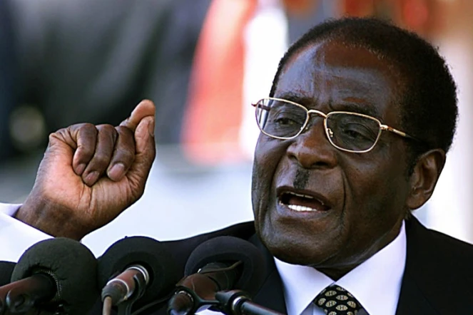 Robert Mugabe aux funérailles de son ancien vice-président Vengesayi Muzeda, le 24 septembre 2003 à Harare