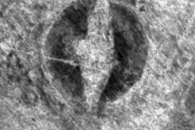 Image fournie le 15 octobre 2018 par l'Institut norvégien pour la recherche sur le patrimoine culturel (Niku) montrant la forme d'un bateau viking détectée à l'aide d'un radar, à environ 50 cm sous terre 