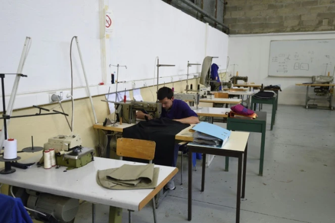 Un détenu dans un atelier de couture le 29 octobre 2015 à la maison d'arrête de Fleury-Mérogis 