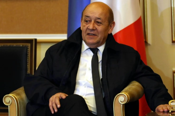 Le ministre de la Défense  Jean-Yves Le Drian lors d'une rencontre avec des officiels kurdes à Arbil, le 11 avril 2016