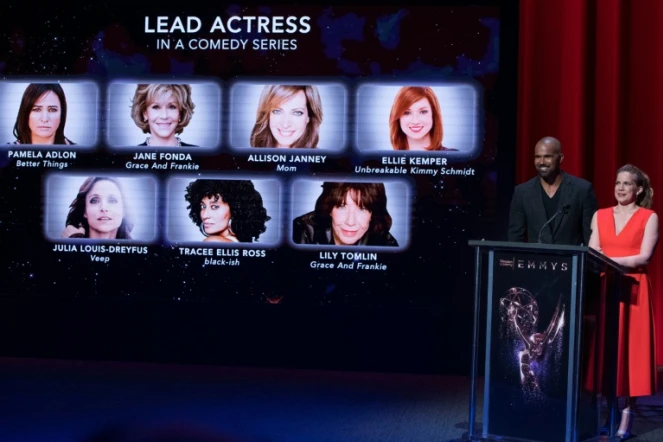 Les acteurs américains Shemar Moore (L) et Anna Chlumsky présentent les nominés pour les Emmy Awards dans la catégorie +actrice principale dans une série de comédie+, le 13 juillet, à Los Angeles.