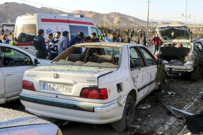 Des voitures endommagées sur le site de l'attentat perpétré près de la tombe du général Qassem Soleimani à Kerman, dans le sud de l'Iran, le 3 janvier 2024