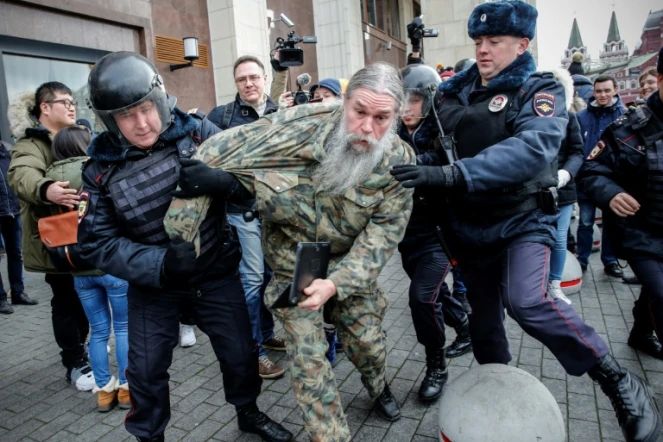 La police anti-émeute interpelle un manifestant à Moscou le 5 novembre 2017