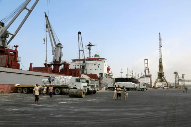 photo prise le 27 janvier 2018 d'un déchargement de l'aide fournie par l'Unicef dans le port yéménite de Hodeida sur le mer Rouge