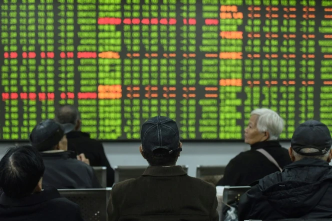 Des investisseurs regardent un écran montrant les mouvements du marché dans une entreprise de sécurité à Hangzhou (est de la Chine), le 3 février 2020