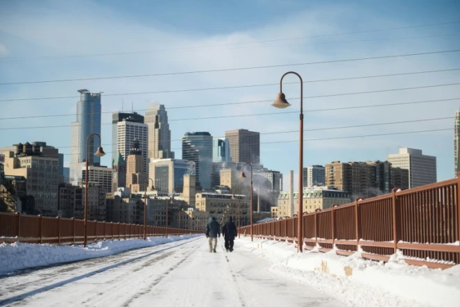 Des piétons bravent le froid à Minneapolis, le 29 janvier 2019 dans le Minnesota