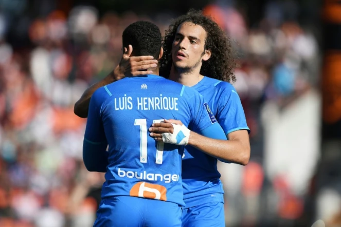 Les Marseillais Luis Henrique (g) et Matteo Guendouzi vainqueurs à Lorient le 8 mai 2022  