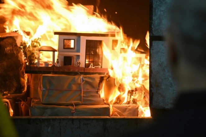 Une villa de papier brûle lors d'une cérémonie d'hommage à un défunt, le 16 mars 2019 à Taïwan