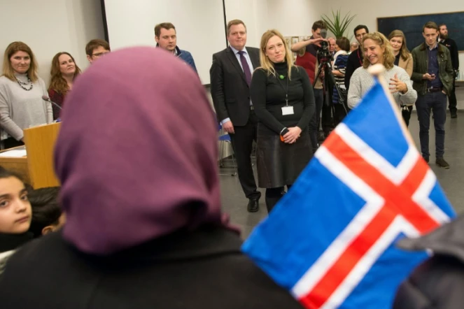 Le 19 janvier 2016, un premier groupe de réfugiés syriens était accueilli à l'aéroport de Keflavík par le Premier ministre Sigmundur David Gunnlaugsson (au centre)