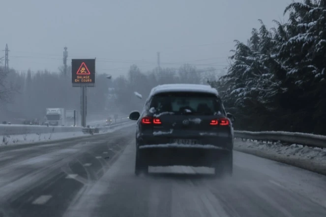 Une voiture sur l'autoroute A26 entre Calais et Arras sous la neige, le 9 janvier 2025