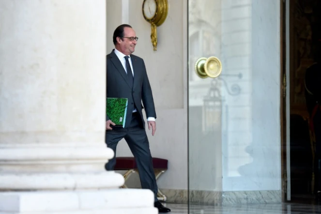 Le président français Francois Hollande quitte le palais de l'Elysée à l'issue du conseil des ministres le 20 janvier 2015 à Paris
