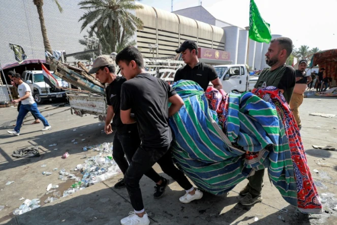 Des partisans du chef chiite Moqtada Sadr se retirent le 30 août 2022 de la Zone Verte à Bagdad, après des combats meurtriers avec les forces de l'ordre