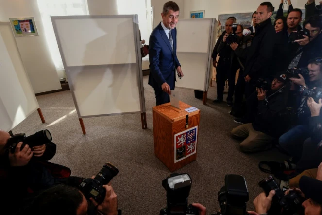 Le milliaire et candidat à la présidentielle tchèque Andrej Babis, en train de voter dans un bureau de vote à Pruhonice, le 20 octobre 2017
