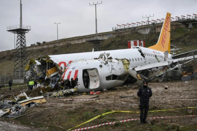 L'avion de la compagnie turque Pegasus brisé en deux lors de son atterrissage à Istanbul, le 6 février 2020
