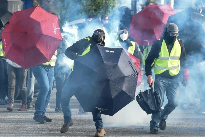 Des manifestants anti-Zemmour tentent de s'approcher du Zénith de Nantes le 30 octobre 2021