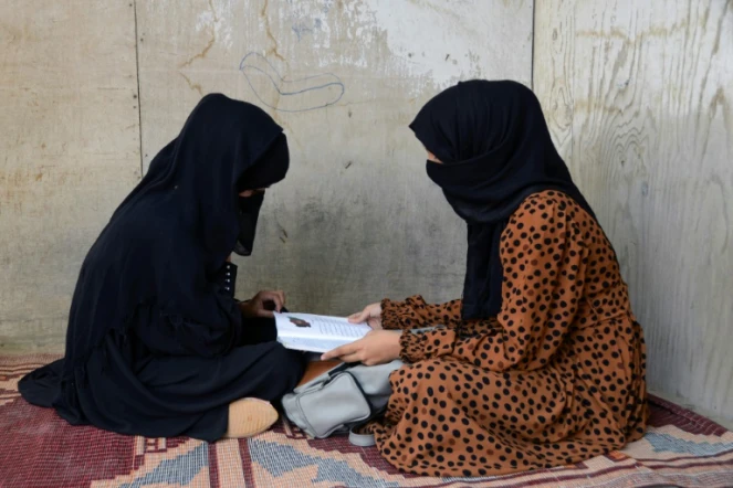 Deux écolières étudient à la maison à Kandahar, en Afghanistan, le 20 mars 2022