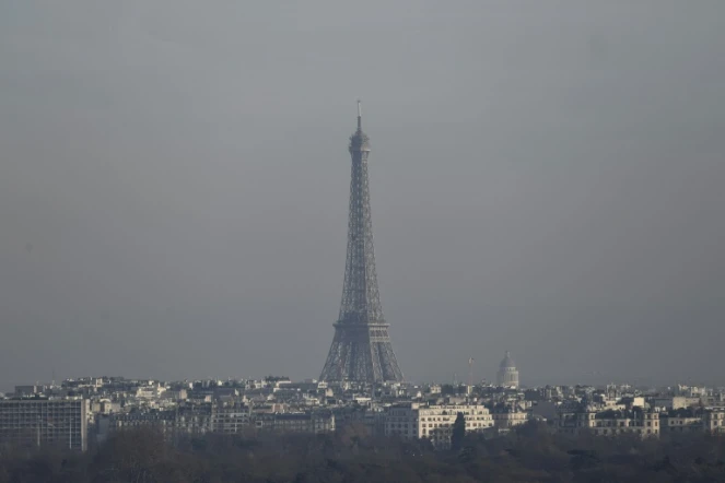 La Tour Eiffel est entourée d'un halo de pollution, le 16 décembre 2016