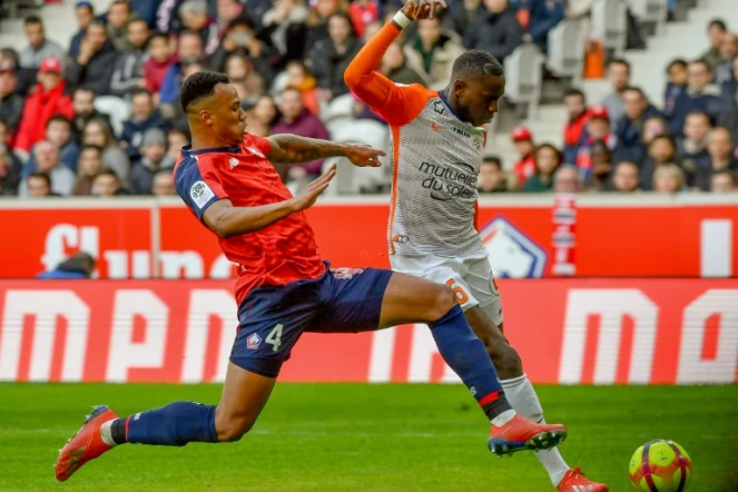Le défenseur de Lille Gabriel Dos Santos (g) lors du match nul 0-0 face à Montpellier à Villeneuve-d'Ascq le 17 février 2019 en 25e journée de L1
