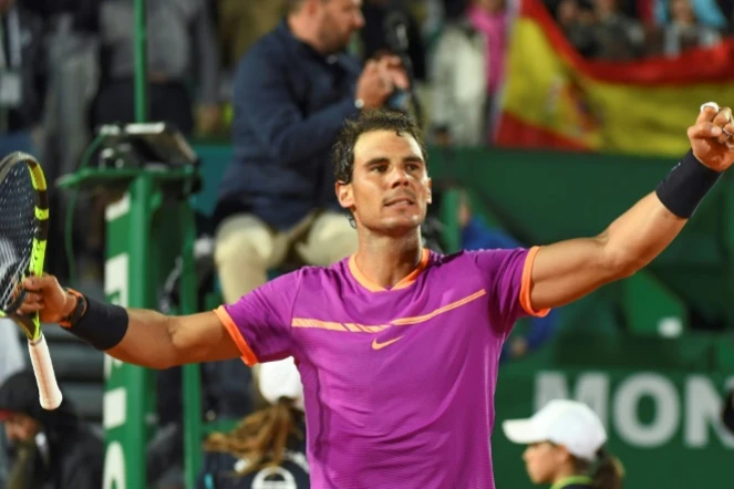 L'Espagnol Rafael Nadal, bras levés après sa victoire face à l'Argentin Diego Schwartzman, en quart au Masters 1000 de Monte-Carlo, le 21 avril 2017