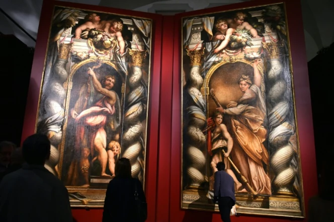 Des visiteurs admirent les oeuvres présentées lors de l'exposition "le Corrège et le Parmesans, l'art à Parme au XVIe siècle", présentée à Rome, le 12 mars 2016