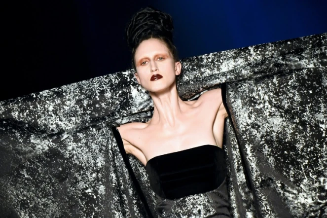 Le modèle américaine Anna Cleveland présente une création de Jean Paul Gaultier au défilé automne-hiver 2016-2017 à Paris, le 6 juillet 2016