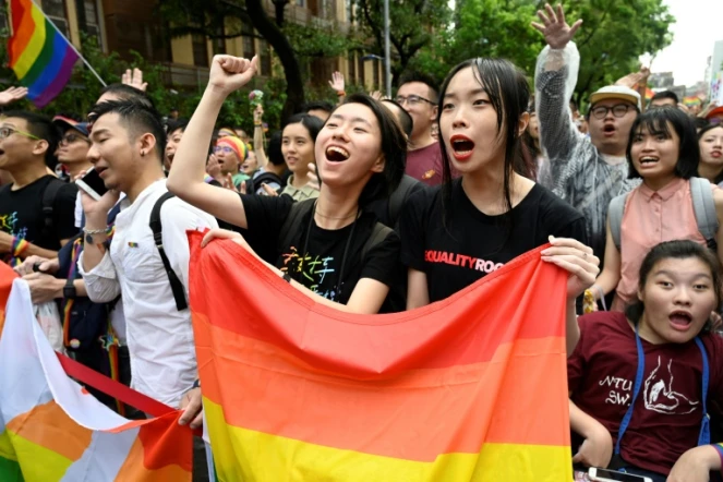 Des manifestants taïwanais célèbrent la légalisation du mariage gay le 17 mai 2019 devant le Parlement à Taipei
