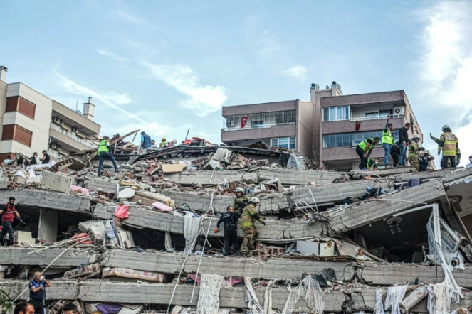 Des secouristes à la recherche de victimes le 30 octobre 2020 après un tremblement de terre à  Izmir, le 30 octobre 2020