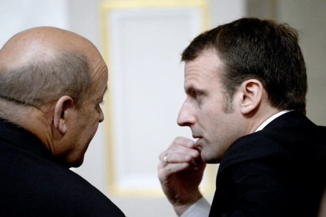 Jean-Yves Le Drian et  Emmanuel Macron à l'Elysée le 29 avril 2017 à Paris