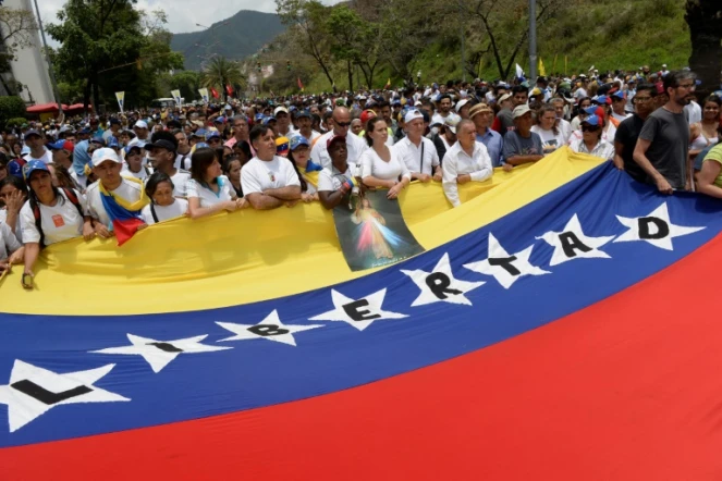 Marche du silence des opposants vénézuéliens à Caracas, le 22 avril 2017