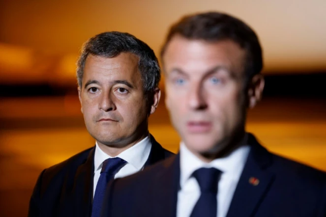 Le ministre de l'Intérieur Gérald Darmanin (gauche) et le président de la République Emmanuel Macron le 24 juillet 2023 à Nouméa