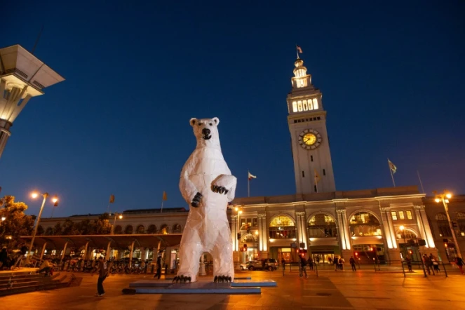 Statue d'ours polaire géant installée à San Francisco pendant le sommet mondial sur le climat, le 13 septembre 2018