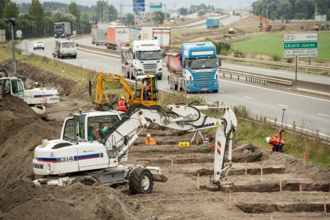 Les premiers travaux d'un nouveau mur pour prévenir l'intrusion de migrants, ont débuté le 20 septembre 2016, à Calais
