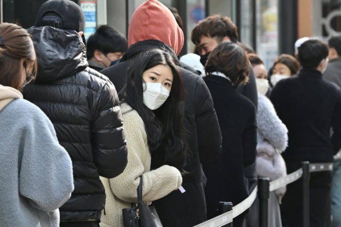 Des habitants font la queue pour acheter des masques de protection contre le coronavirus, à Daegu en Corée du Sud le 27 février 2020