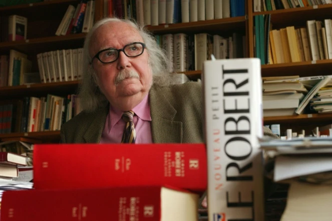 Alain Rey, directeur de la rédaction du dictionnaire Le Robert dans son bureau à Paris, le 18 février 2002