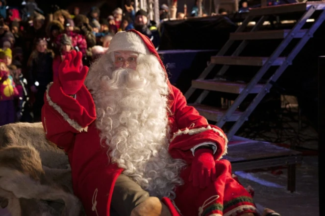 Le périple mondial et virtuel du père Noël est suivi pas à pas jeudi par l'armée américaine et le géant d'internet Google détaillant en temps réel le parcours du mythique personnage et son traîneau rempli de cadeaux.