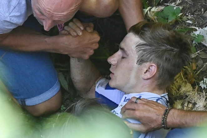 Le jeune espoir belge Remco Evenepoel victime d'une chute spectaculaire sur le Tour de Lombardie entre Bergame et Côme, le 15 août 2020   
