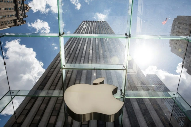 Le logo Apple apparaît dans une boutique de la 5ème Avenue à New York, le 5 août 2015 