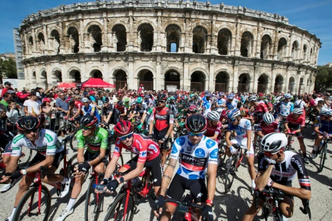 Les concurrents du Tour d'Espagne devant les Arênes de Nîmes avant le départ de la 1ère étape, le 20 août 2017