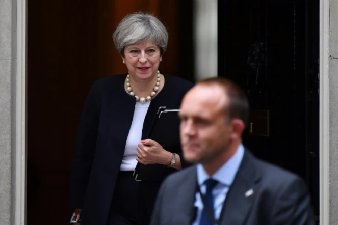 La Première ministre  Theresa May quittant le 10 Downing street, après avoir assisté à la réunion de son gouverment au centre de Londres le meeting 11 juillet 2017