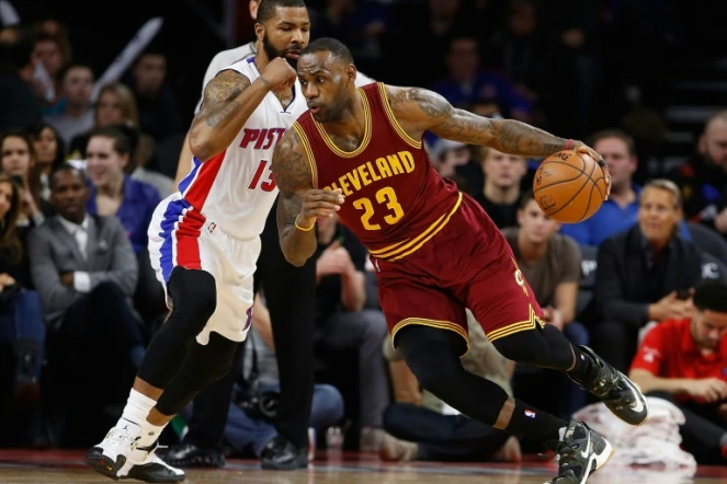 Le joueur de basket de Cleveland, LeBron James (d), lors du match contre Detroit à Auburns Hill dans le MIchigan, le 29 janvier 2016 