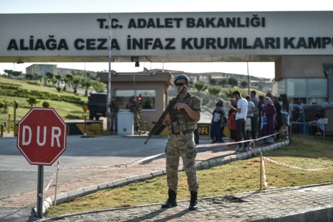 Un soldat turc en faction devant l'entrée du tribunal d'Aliaga dans l'ouest de la Turquie, durant le procès du pasteur américain Andrew Brunson le 18 juillet 2018